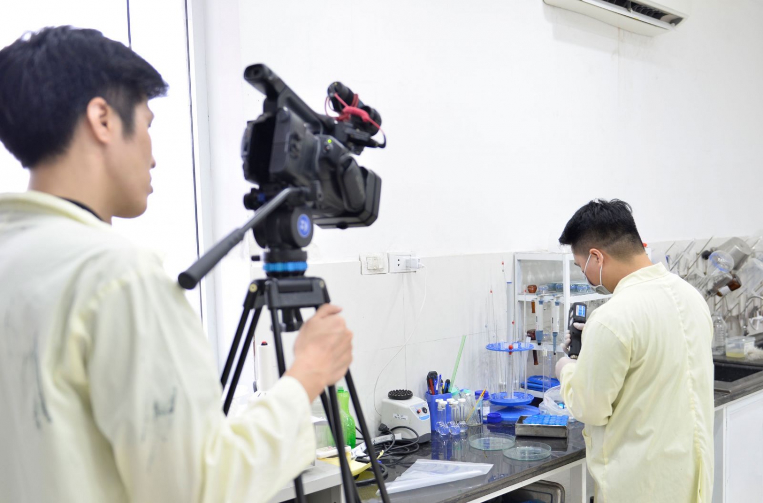 Đánh giá chứng kiến thao tác chuẩn bị mẫu chuẩn của AoV