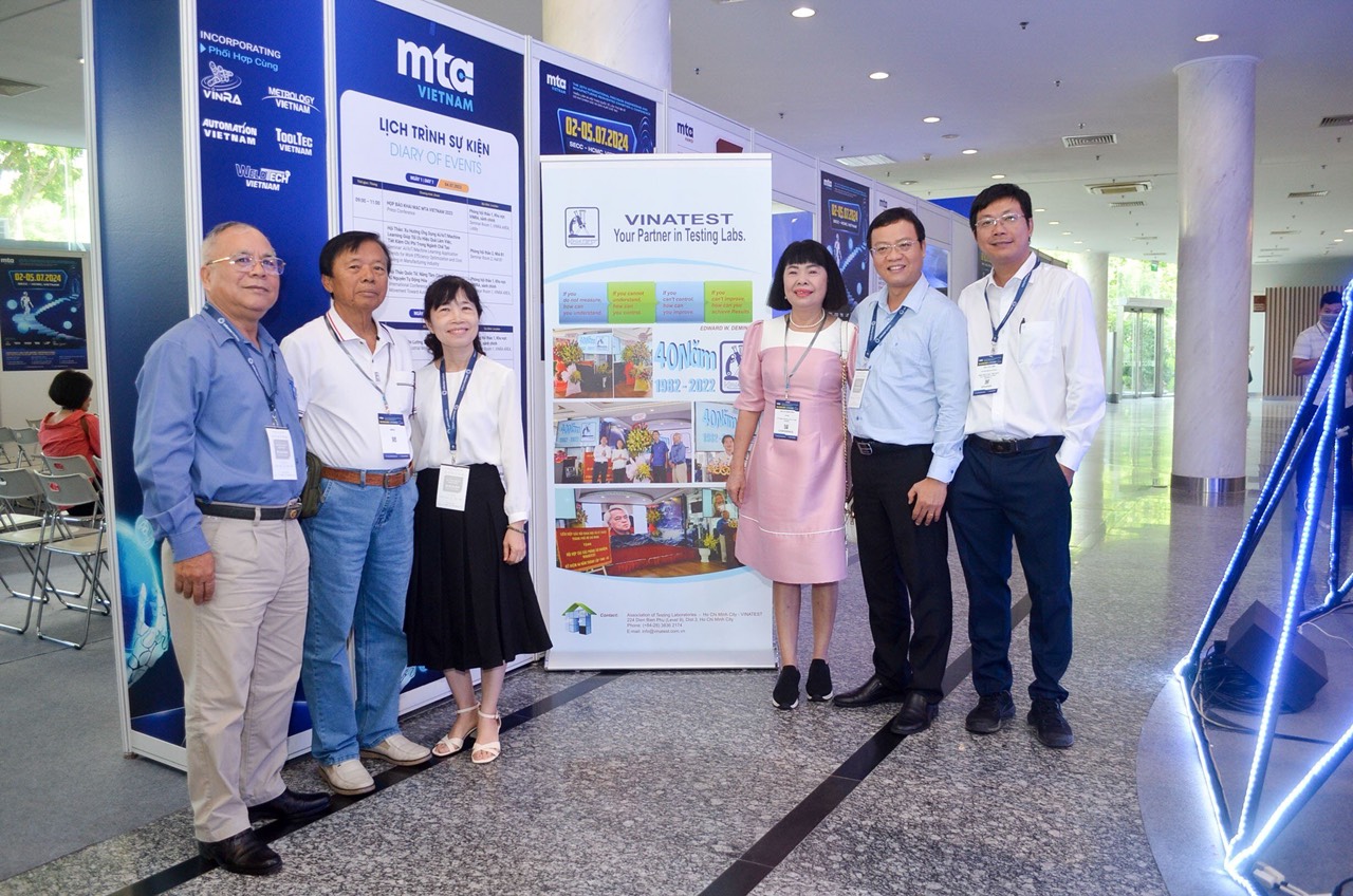 Bà Mai Thanh Hồng (thứ 3 từ phải qua trái ảnh) chụp ảnh lưu niệm cùng Ban tổ chức.