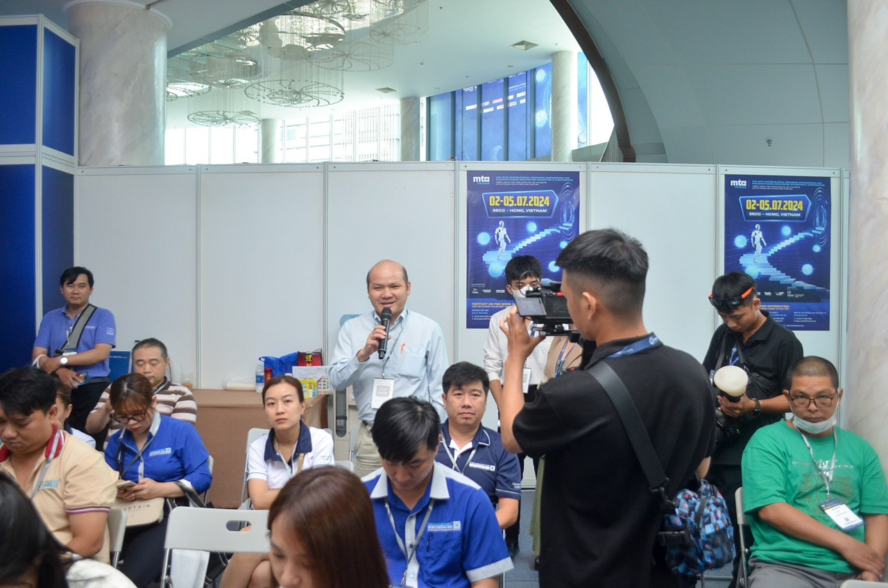 Đại biểu đặt câu hỏi với diễn giả tại hội thảo.