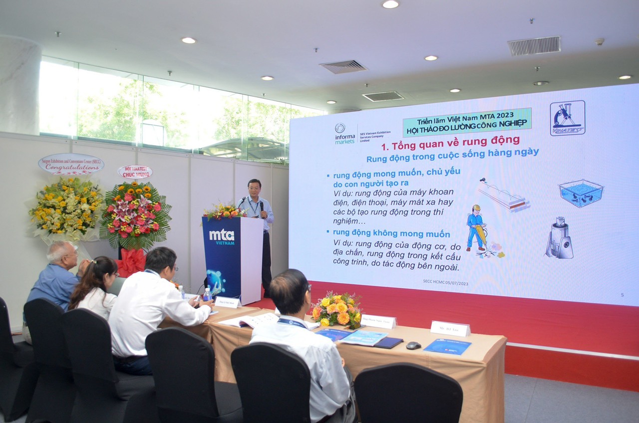 Diễn giả Nguyễn Anh Triết tham luận tại hội thảo.