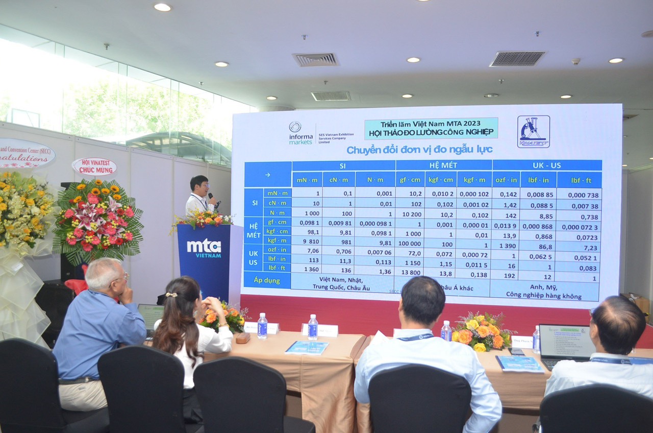 Diễn giả Lý Đạt Minh tham luận tại hội thảo.