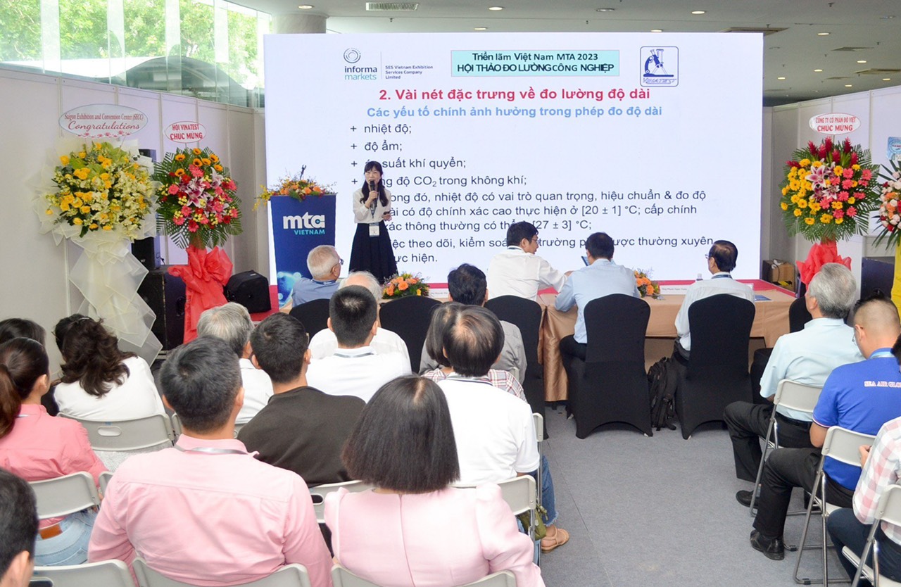 Diễn giả Huỳnh Thị Thu Vân tham luận tại hội thảo.