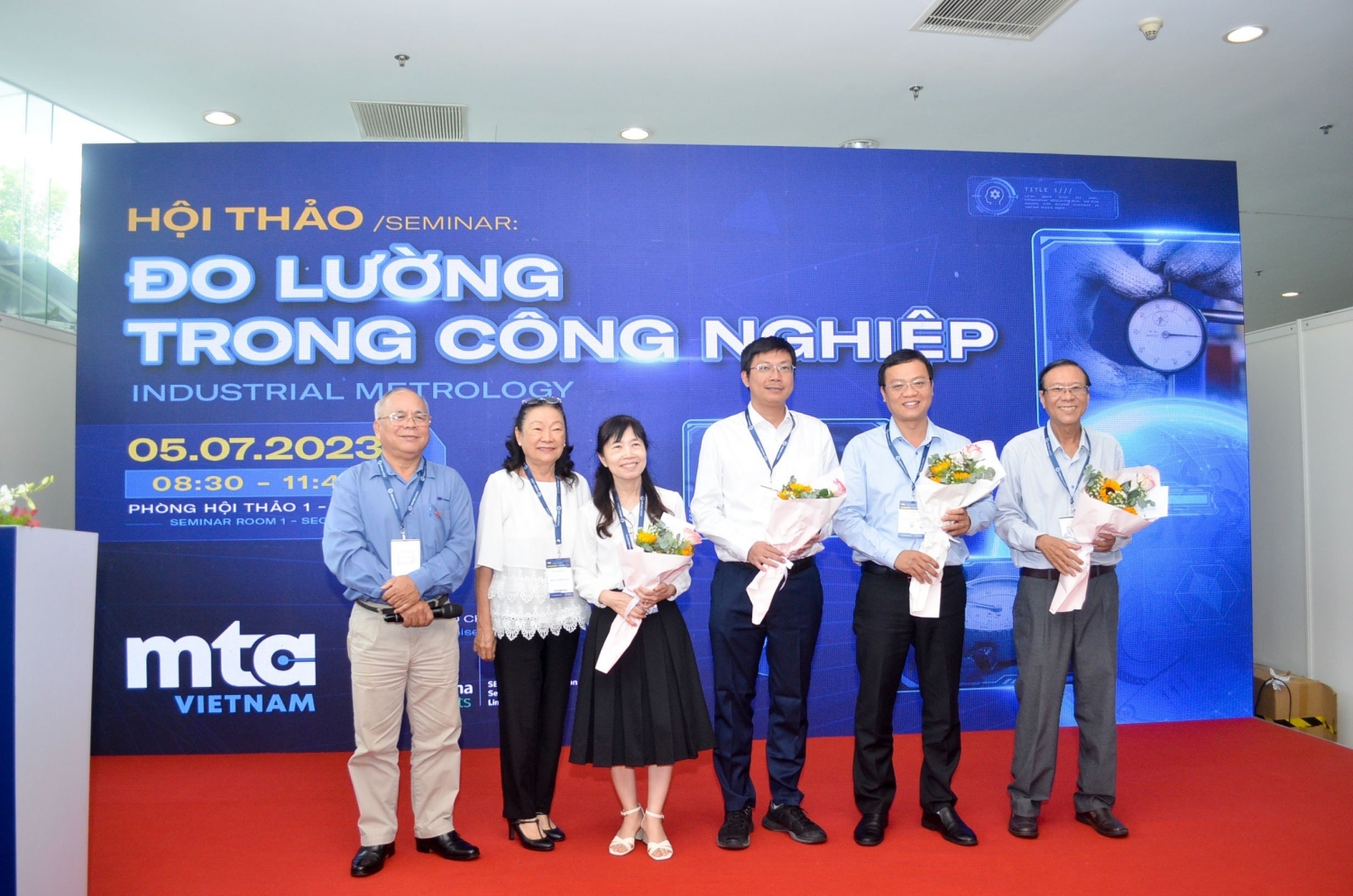 Ban tổ chức và các diễn  giả chụp ảnh lưu niệm.