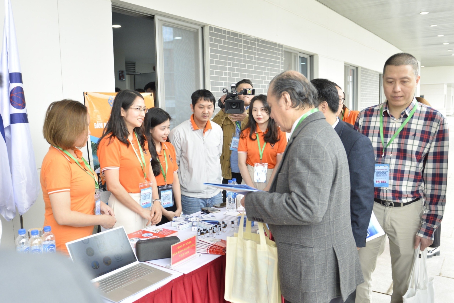 Gian trưng bày giới thiệu sản phẩm của AoV thu hút sự quan tâm của các quan khách.