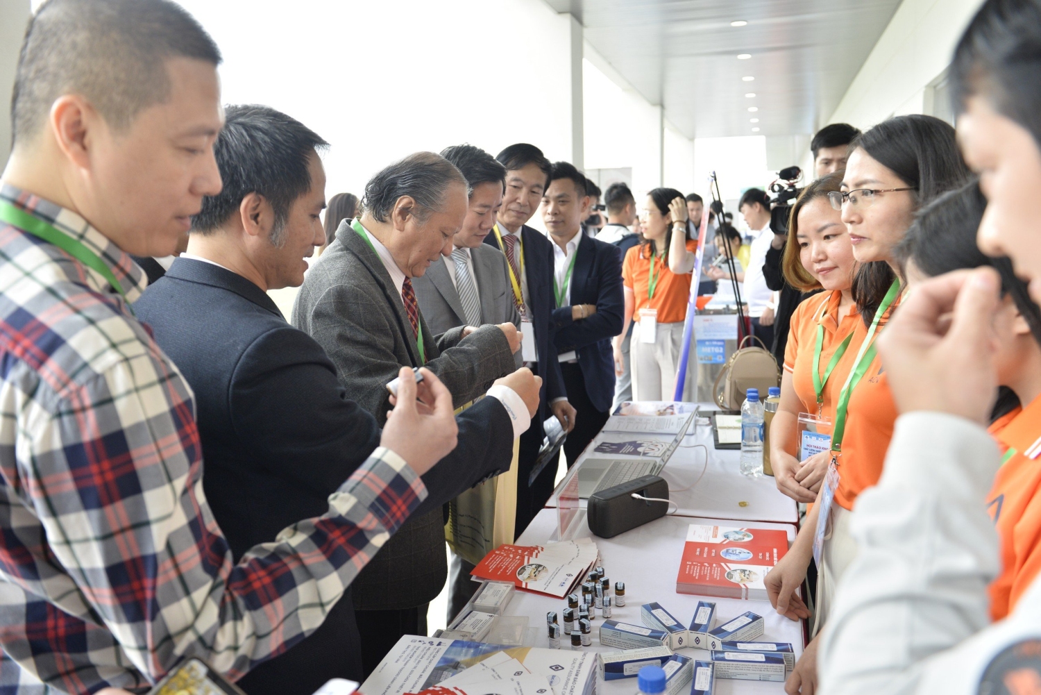 Gian trưng bày giới thiệu sản phẩm của AoV thu hút sự quan tâm của các quan khách.