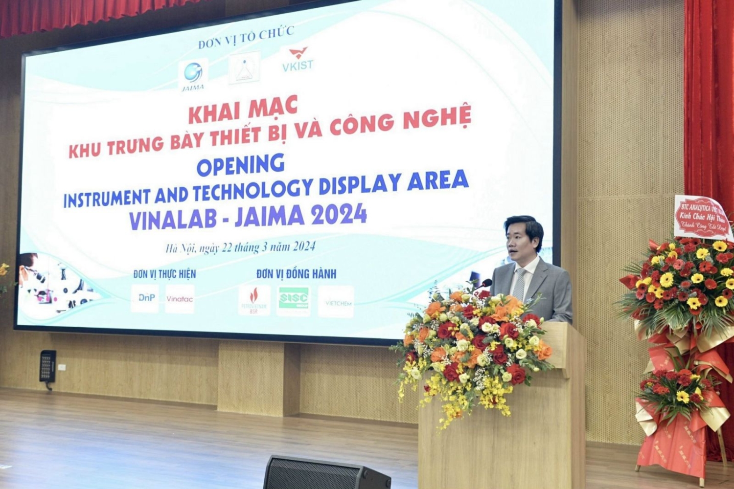 TS. Nguyễn Hoàng Linh - Vụ trưởng Vụ Đánh giá, Thẩm định và Giám định công nghệ (Bộ KH&CN), Chủ tịch Hội các Phòng thử nghiệm Việt Nam phát biểu khai mạc hội thảo.